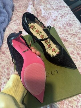 LIKE NEW Gucci Lace Virginia Pumps